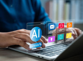 Inversor principiante en el mercado cripto explorando los fundamentos de la negociación automática impulsada por inteligencia artificial