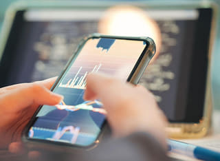 Persona que revisa la transferencia y extracción de fondos mediante un proceso transparente