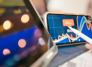 Comerciante de múltiples mercados estudiando alternativas con Bitcoin, Ethereum e intercambio de divisas