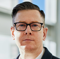 Fotografía del ejecutivo Alexander Hughes, director general de una empresa dedicada a operaciones con criptomonedas